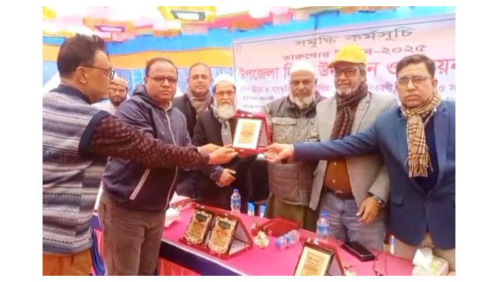 মোহনা টেলিভিশনের সাংবাদিক বকুলকে সম্মাননা  ক্রেষ্ট প্রদান